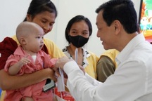 Khi bệnh viện điều trị chuyên sâu người lớn tổ chức Trung thu cho… trẻ em