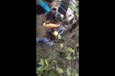 Cảnh cắt cửa xe khách giải cứu nạn nhân mắc kẹt vụ tai nạn-hỏa hoạn nghiêm trọng ở Hòa Bình. (Thực hiện: Nguyễn Xuân Trường)