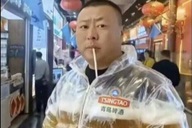 Thực hư về chiếc áo phao chứa đầy bia để người dùng vừa đi vừa hút?