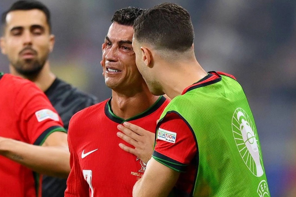 C.Ronaldo khóc nức nở sau khi đá hỏng phạt đền | Báo Dân trí