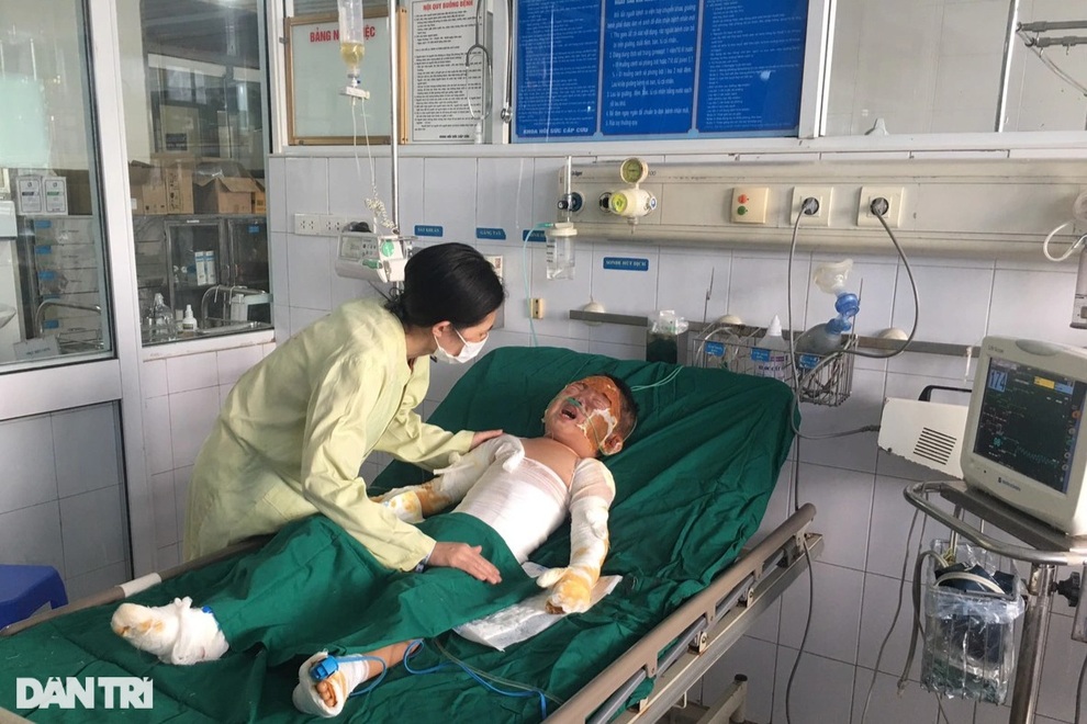 Lao vào biển lửa cứu con, tính mạng 2 bố con đang vô cùng nguy kịch - 3 Lao vào biển lửa cứu con, tính mạng 2 bố con đang vô cùng nguy kịch - 3