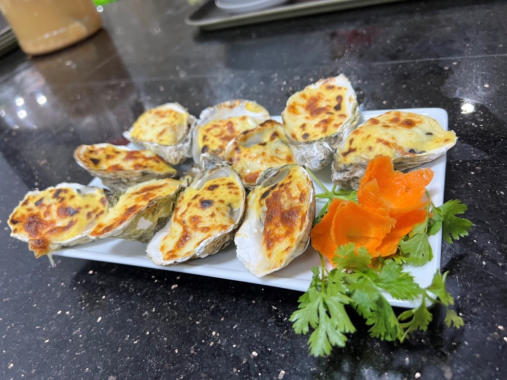 Khách Hàn Quốc khen hải sản Cát Bà ngon rẻ: Bữa ăn 7 món hết 8 triệu đồng - 3 Khách Hàn Quốc khen hải sản Cát Bà ngon rẻ: Bữa ăn 7 món hết 8 triệu đồng - 3