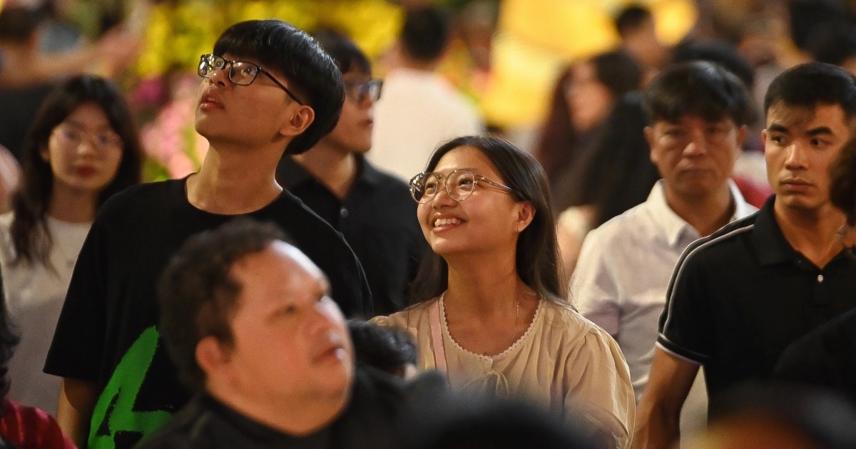 Biển người đổ về trung tâm TPHCM trước thời khắc giao thừa