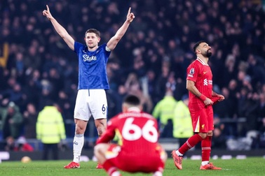 Everton khiến Liverpool tuột chiến thắng ở phút bù giờ, 3 thẻ đỏ vì xô xát