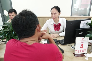 TPHCM đầu tư robot "tiếp dân", cán bộ đến tận nhà giúp dân làm thủ tục