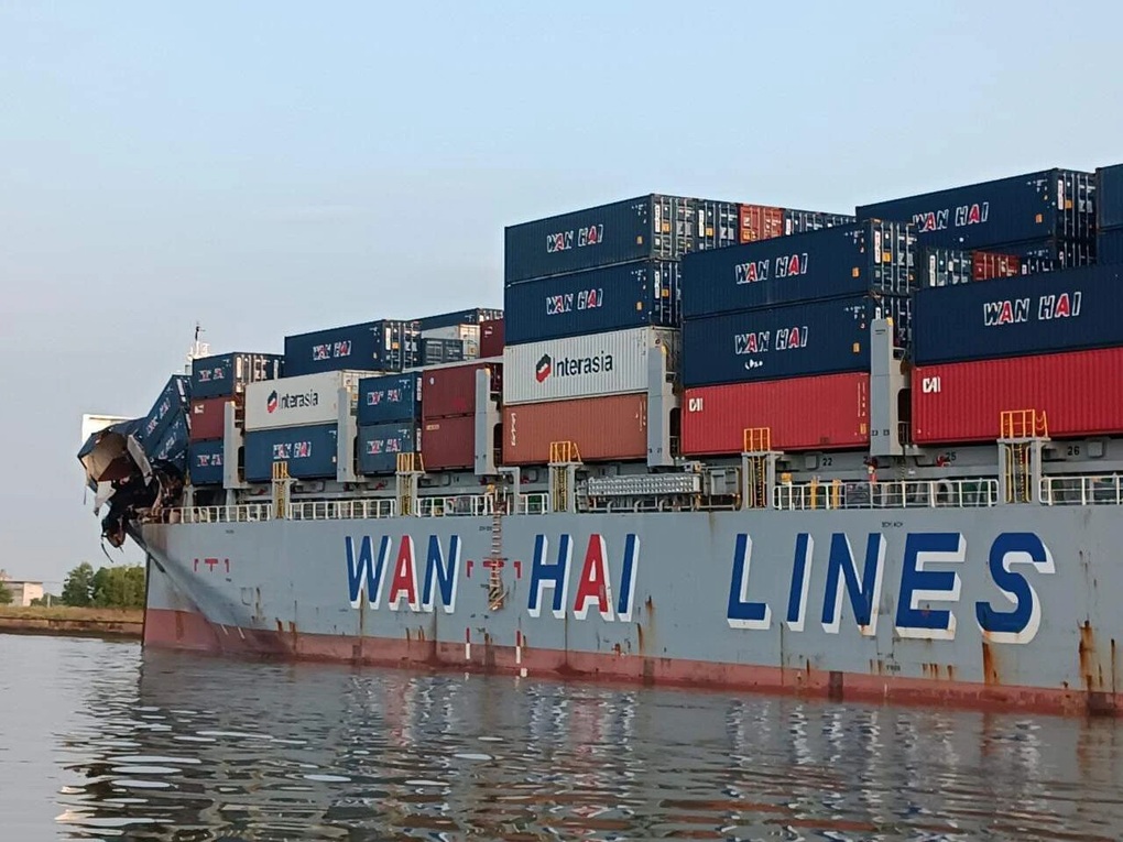 Sà lan va chạm tàu hàng ở TPHCM, 9 thùng container rơi xuống sông - 1 Sà lan va chạm tàu hàng ở TPHCM, 9 thùng container rơi xuống sông - 1