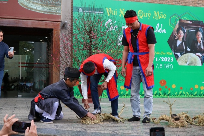 Trình diễn kéo lửa với những con thằn lằn rơm.