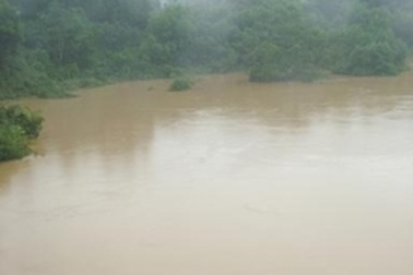 Lũ lớn, lở đất đe dọa dân Quảng Bình - Hà Tĩnh