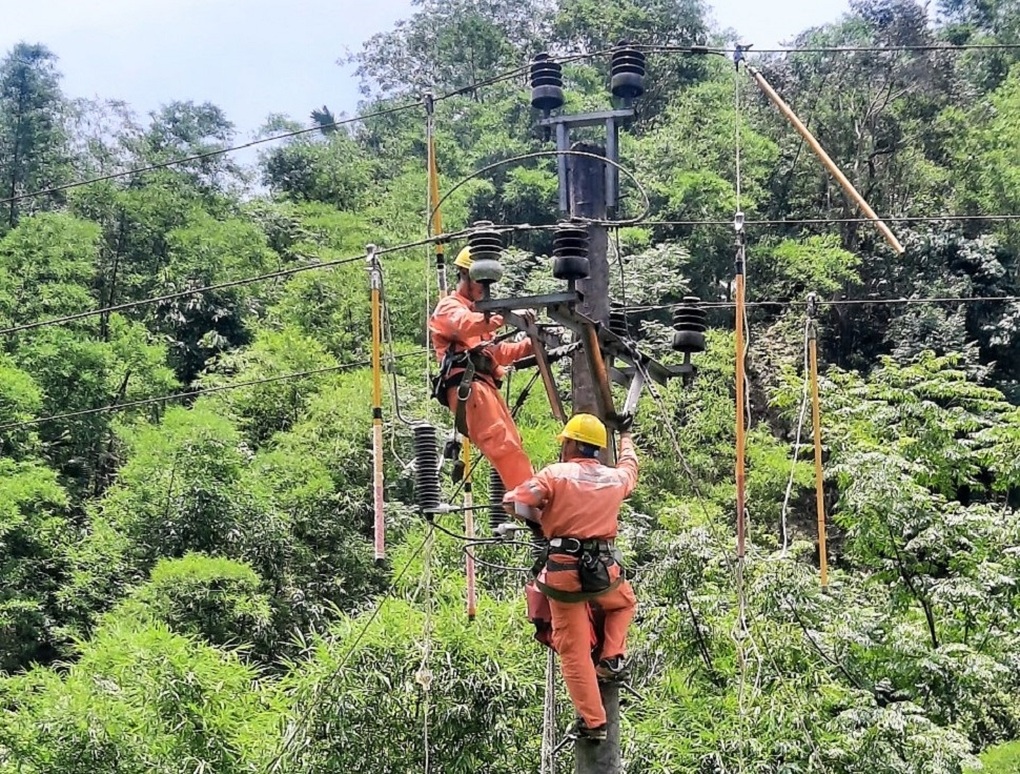 EVNNPC vận hành an toàn lưới điện trong tháng nắng nóng gay gắt - 2 EVNNPC vận hành an toàn lưới điện trong tháng nắng nóng gay gắt - 2