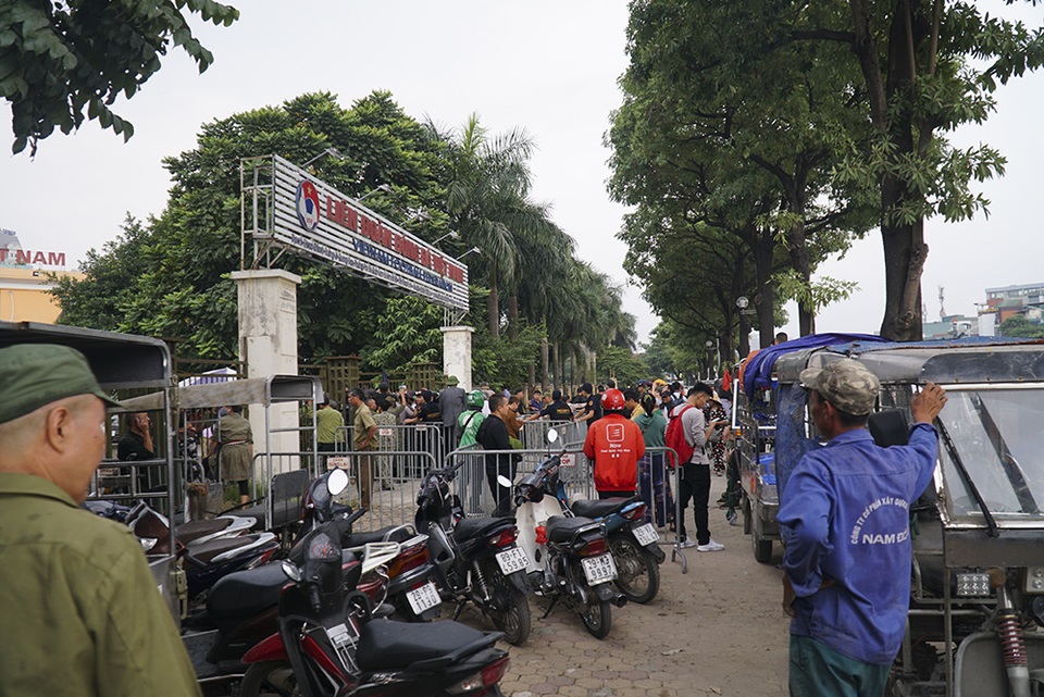 Hàng trăm thương binh xếp hàng mua vé trận Việt Nam gặp Thái Lan - 9 Hàng trăm thương binh xếp hàng mua vé trận Việt Nam gặp Thái Lan - 9