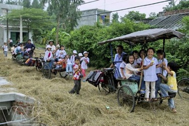 Xích lô chở chữ