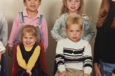 Cặp đôi xem ảnh cũ mới nhận ra họ từng học chung mẫu giáo