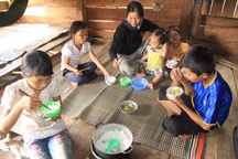 Xót xa cảnh 6 mẹ con sắp… quên mùi thịt