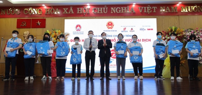 Học sinh tại TP. Hồ Chí Minh nhận học bổng, dụng cụ học tập của chương trình Đồng hành trẻ mồ côi vượt đại dịch.