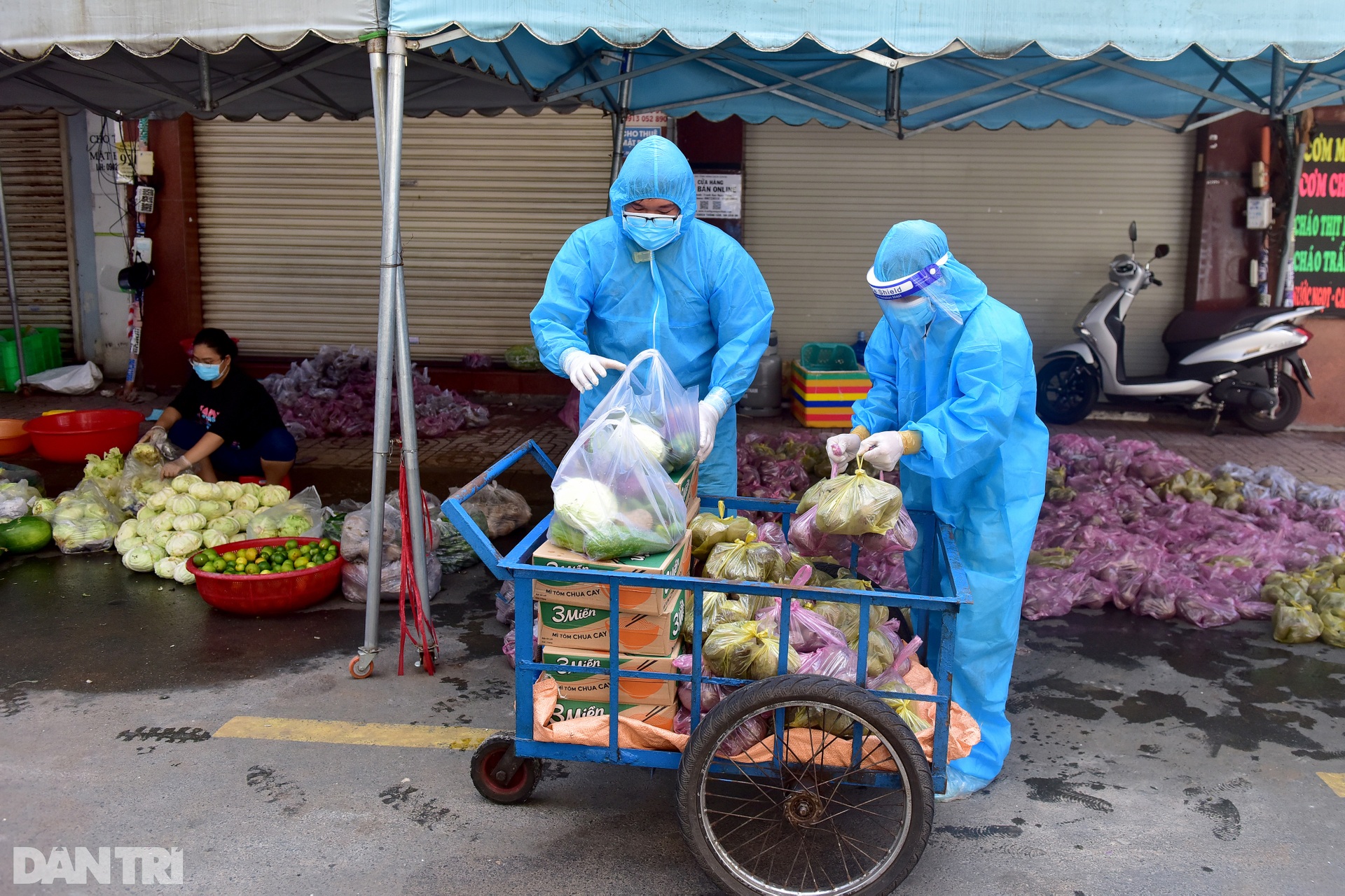 Đội vận chuyển gõ cửa giao hàng từng nhà trong khu phong tỏa ở TPHCM - 12 Đội vận chuyển gõ cửa giao hàng từng nhà trong khu phong tỏa ở TPHCM - 12