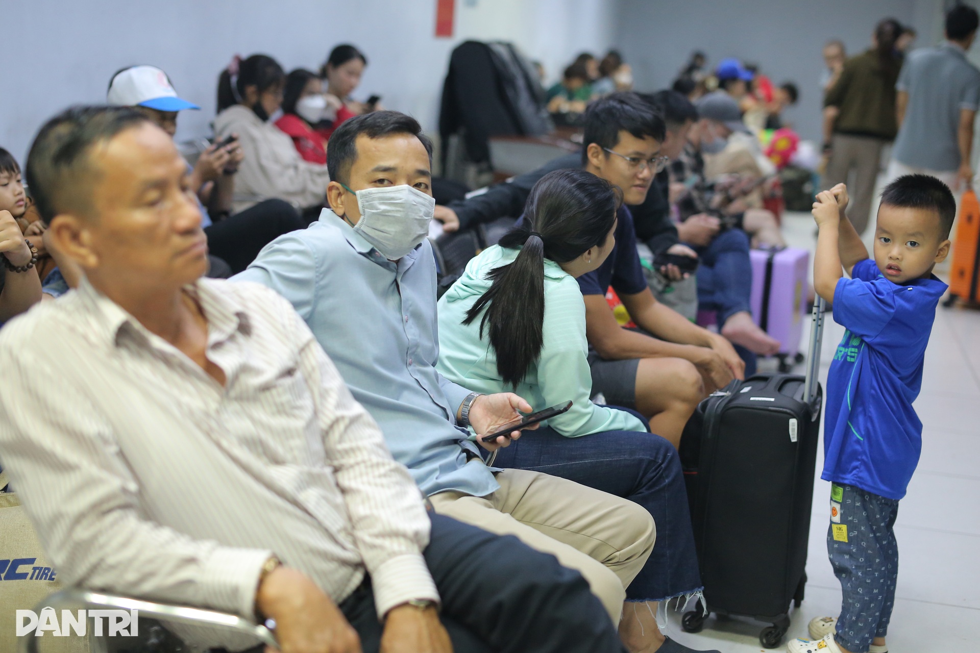 Người dân TPHCM đội vali đi chơi lễ dưới mưa lớn - 8 Người dân TPHCM đội vali đi chơi lễ dưới mưa lớn - 8