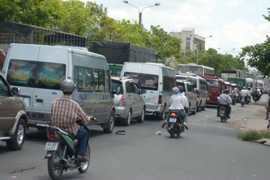 Kẹt xe trầm trọng ở cả 2 bờ Cụm phà Hậu Giang