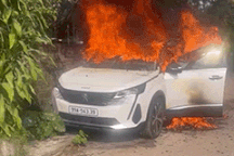 Peugeot 3008 cháy rụi, chủ xe bất lực nhìn tài sản “nổ như bom”