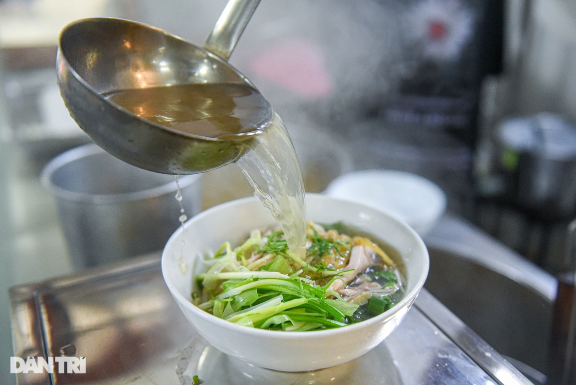 Quán phở tự tráng của người Mông giữa lòng Hà Nội, ngày bán hết vèo 500 bát - 9 Quán phở tự tráng của người Mông giữa lòng Hà Nội, ngày bán hết vèo 500 bát - 9