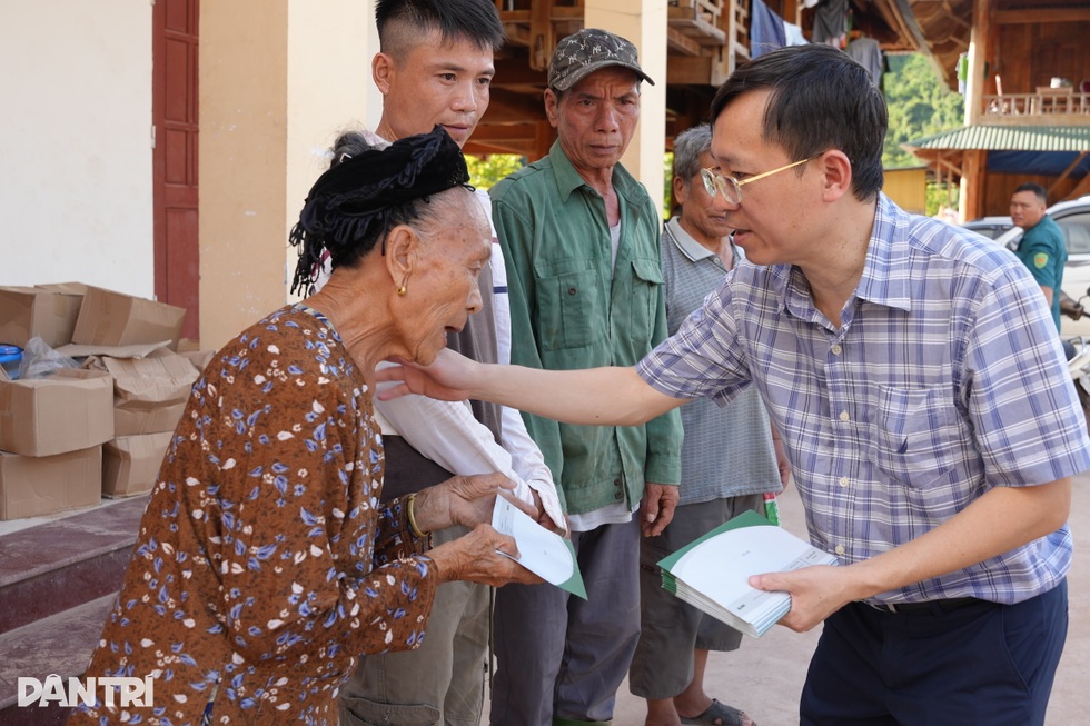 Báo Dân trí tiếp tục hỗ trợ 300 triệu đồng tới người dân vùng lũ ở Nghệ An - 9 Báo Dân trí tiếp tục hỗ trợ 300 triệu đồng tới người dân vùng lũ ở Nghệ An - 9