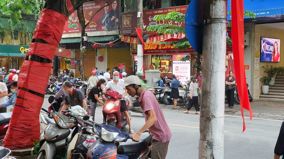 Hết chỗ để xe, bảo vệ “đuổi khéo” khách khi giá vàng tăng như vũ bão - 1 Hết chỗ để xe, bảo vệ “đuổi khéo” khách khi giá vàng tăng như vũ bão - 1