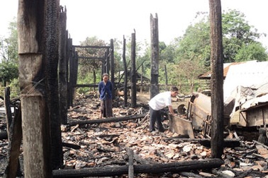 Cháy nhà sàn, nhiều tài sản quý bị thiêu rụi
