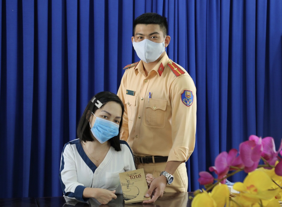 CSGT 9X làm cộng đồng mạng “dậy sóng” vì cách hành xử đẹp mùa Covid-19 - 3 CSGT 9X làm cộng đồng mạng “dậy sóng” vì cách hành xử đẹp mùa Covid-19 - 3