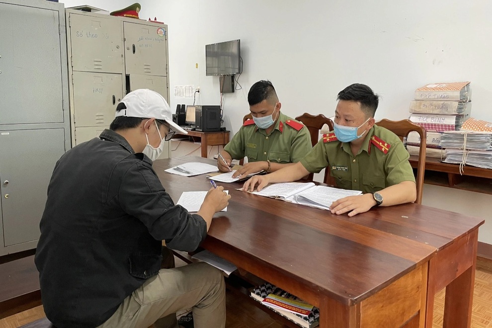 Chia sẻ danh sách F1, hai người bị công an mời lên làm việc - 1 Chia sẻ danh sách F1, hai người bị công an mời lên làm việc - 1