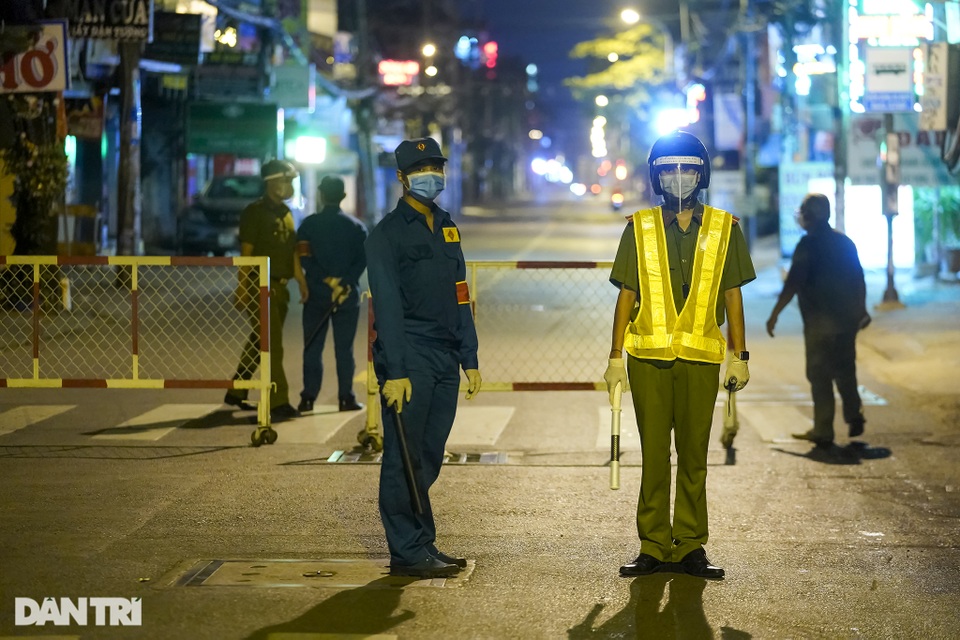 Phong tỏa quận Gò Vấp: Xin cho tôi về với các con, đảm bảo không ra nữa! - 13 Phong tỏa quận Gò Vấp: Xin cho tôi về với các con, đảm bảo không ra nữa! - 13