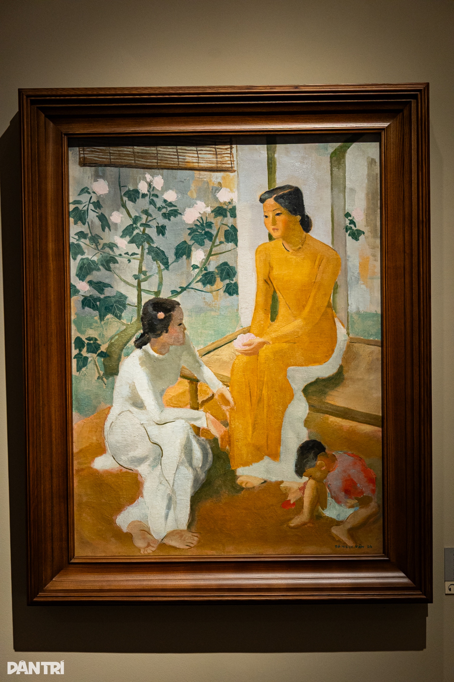 Khách Tây chăm chú ngắm tranh sơn mài, tượng phật bà tại Bảo tàng Mỹ thuật - 10 Khách Tây chăm chú ngắm tranh sơn mài, tượng phật bà tại Bảo tàng Mỹ thuật - 10