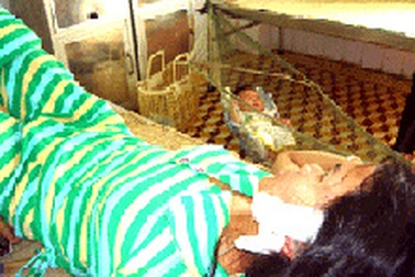 Cứu cháu bé 2 tháng tuổi giữa đám người đánh ghen