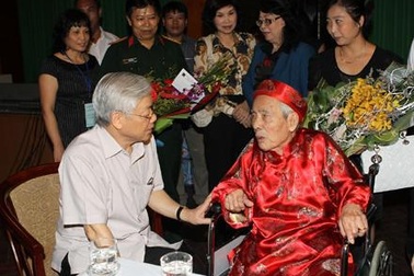 Tổng bí thư Nguyễn Phú Trọng chúc thọ nhà viết kịch Học Phi 
