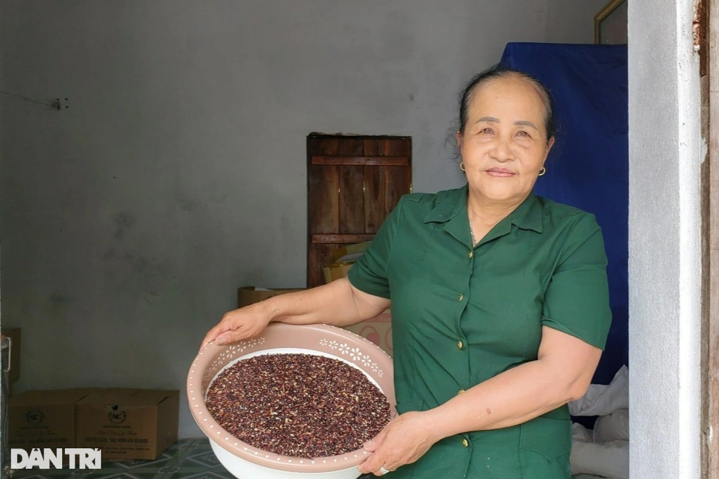 Nông dân U70 khiến cả làng tâm phục khẩu phục từ món quà của con trai - 1 Nông dân U70 khiến cả làng tâm phục khẩu phục từ món quà của con trai - 1
