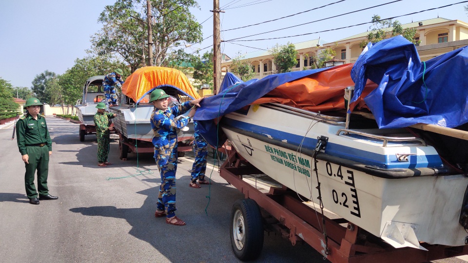 Hồ Kẻ Gỗ xả tràn đối phó với bão số 13 - 2 Hồ Kẻ Gỗ xả tràn đối phó với bão số 13 - 2
