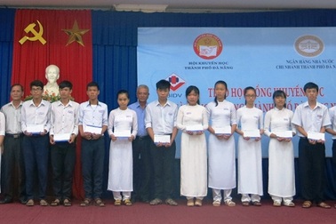 Trao 100 suất học bổng đến học sinh nghèo vượt khó học giỏi