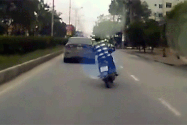 Lố đà, "anh hùng xa lộ" lao lên giải phân cách