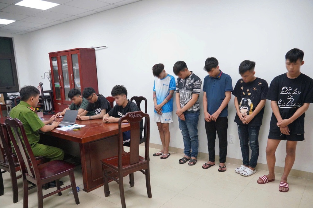 Nhóm đối tượng đi xe máy lạng lách đuổi nhau, một xe đâm vào cột biển báo - 2