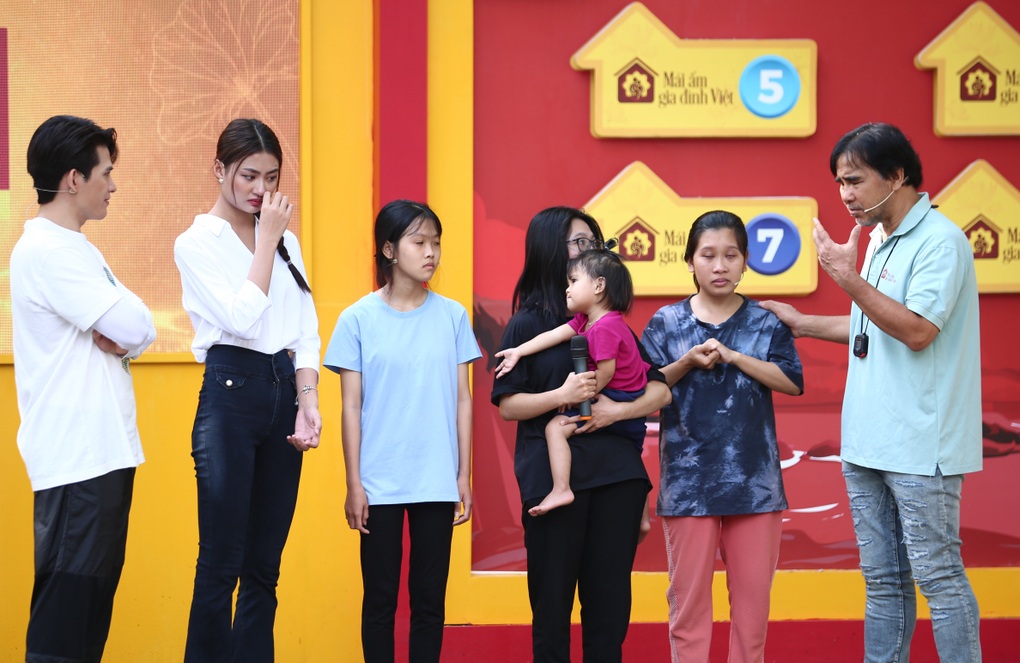 Hoa hậu Xuân Hạnh nhớ tuổi thơ khó khăn, nhà dột cha mẹ phải nằm chỗ ướt - 1 Hoa hậu Xuân Hạnh nhớ tuổi thơ khó khăn, nhà dột cha mẹ phải nằm chỗ ướt - 1