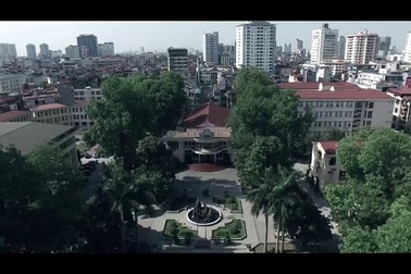 Sinh viên trường Báo làm clip tạm biệt mái trường