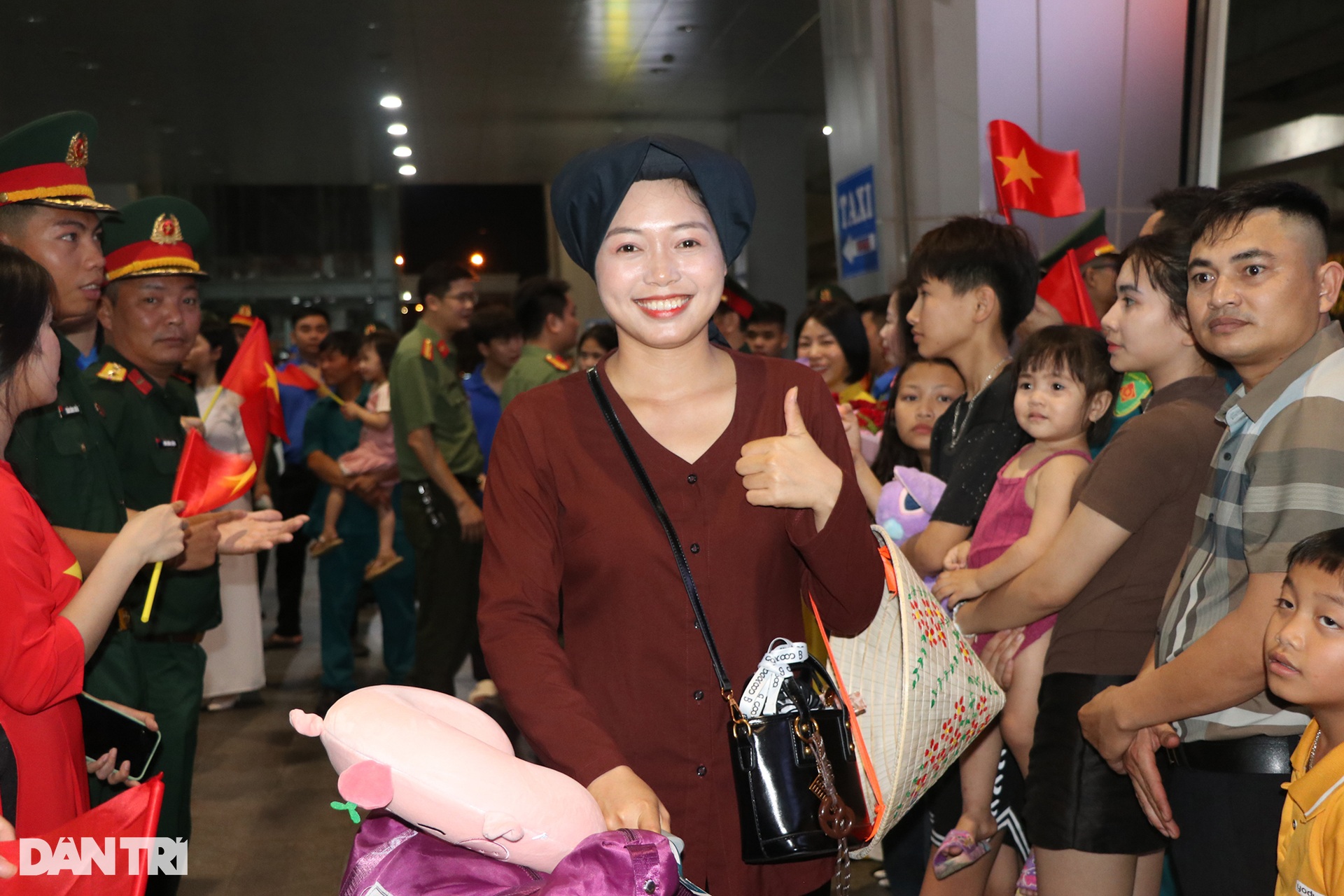 Nữ dân quân xứ Nghệ chia sẻ đặc sản miền Nam khi trở về từ lễ diễu binh - 4 Nữ dân quân xứ Nghệ chia sẻ đặc sản miền Nam khi trở về từ lễ diễu binh - 4
