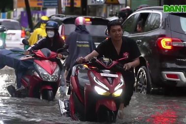 "Phố nhà giàu" ở TPHCM ngập sâu sau mưa, người dân dắt bộ, lội nước về nhà