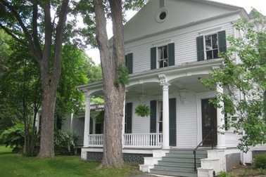 Người đàn ông "lột xác" bãi đậu xe sau nhà thành vườn đẹp như công viên