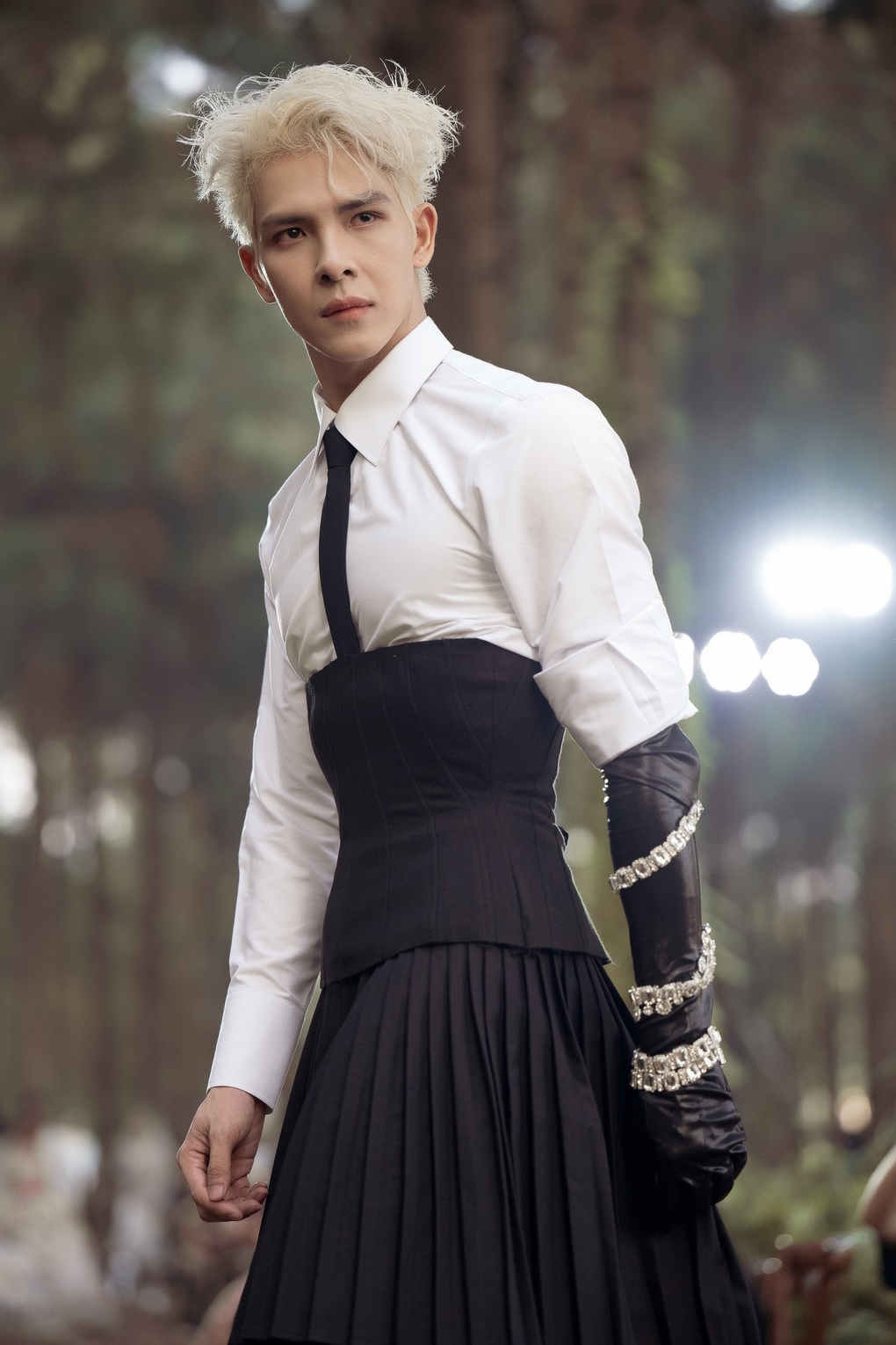 Denis Đặng catwalk chuyên nghiệp, biến hóa ấn tượng - 5 Denis Đặng catwalk chuyên nghiệp, biến hóa ấn tượng - 5