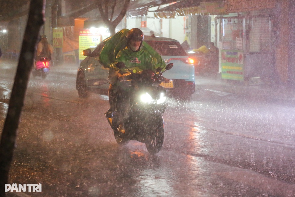 Nhiều bất thường của cơn áp thấp nhiệt đới kỳ lạ, chưa từng có ở Biển Đông