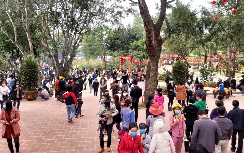 Hàng vạn người du xuân và xin lộc nước thánh đầu năm - 5 Hàng vạn người du xuân và xin lộc nước thánh đầu năm - 5