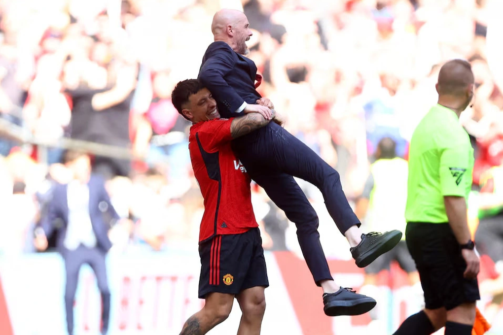 Dàn sao Man Utd bế thốc HLV Ten Hag, khóc như mưa vì sung sướng - 1 Dàn sao Man Utd bế thốc HLV Ten Hag, khóc như mưa vì sung sướng - 1
