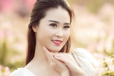 Á khôi áo dài 2005- Lưu Ly khoe sắc giữa vườn xuân