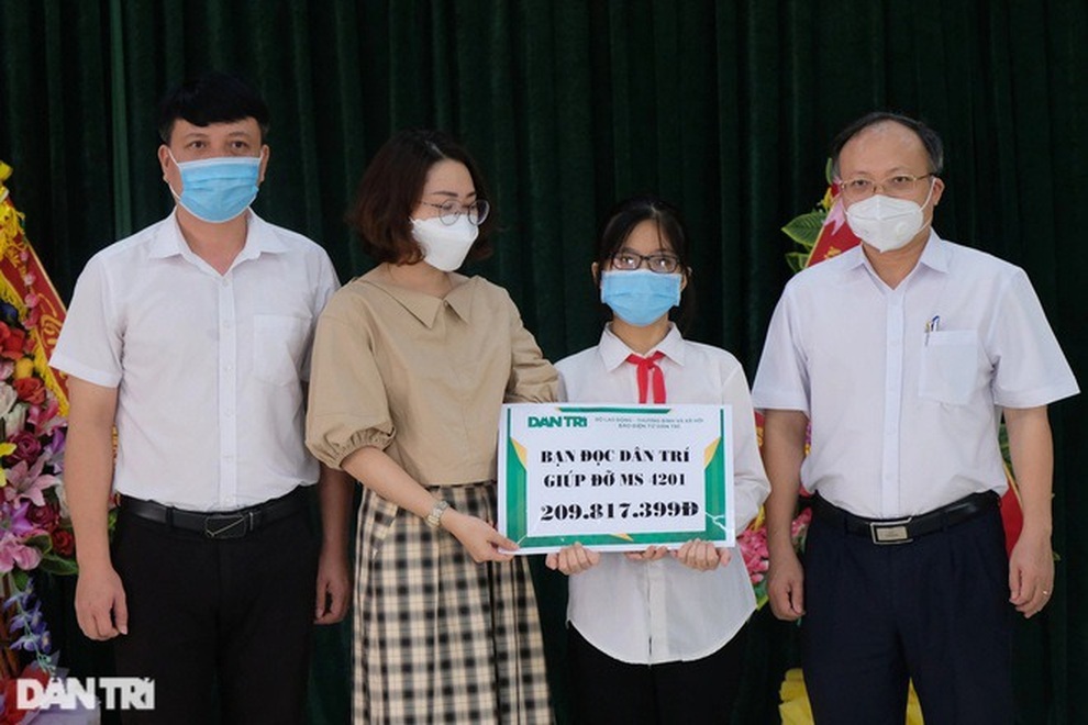 Nữ sinh mồ côi tiếp tục đón nhận quà từ bạn đọc - 3 Nữ sinh mồ côi tiếp tục đón nhận quà từ bạn đọc - 3