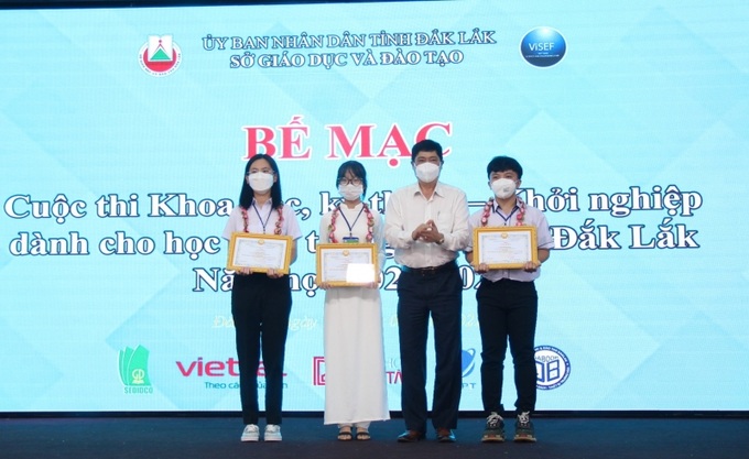 Giám đốc Sở GD&ĐT Phạm Đăng Khoa trao thưởng cho các dự án đạt giải Nhất về Khởi nghiệp.