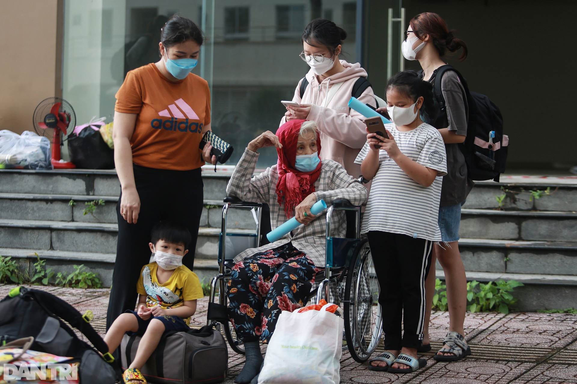 Gần 1.500 người khỏi Covid-19 ở TPHCM vui mừng khi được trở về nhà - 5